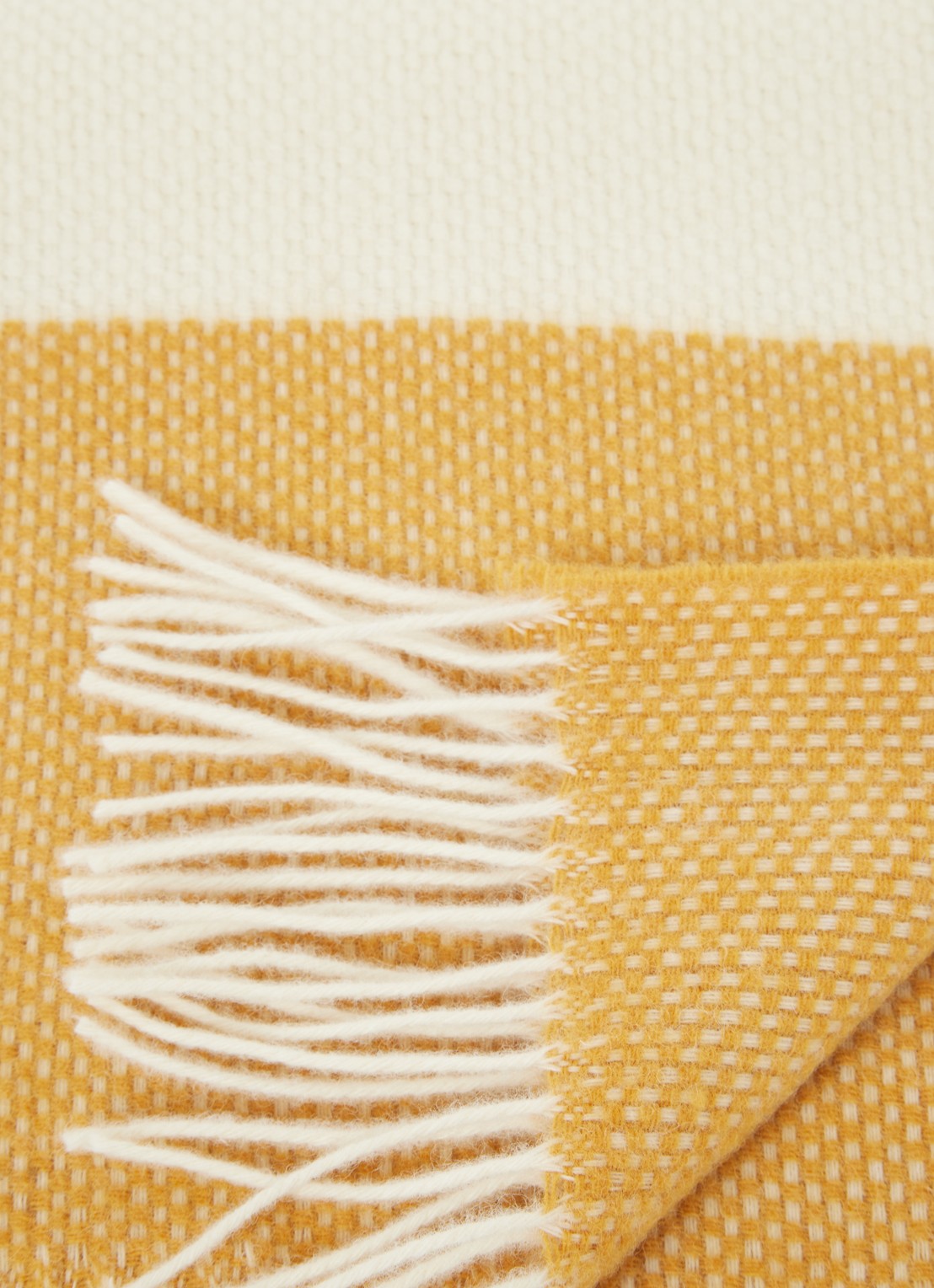 Malagoon Festivity plaid van lamswol 140 x 200 cm - detail 3 donkeroranje