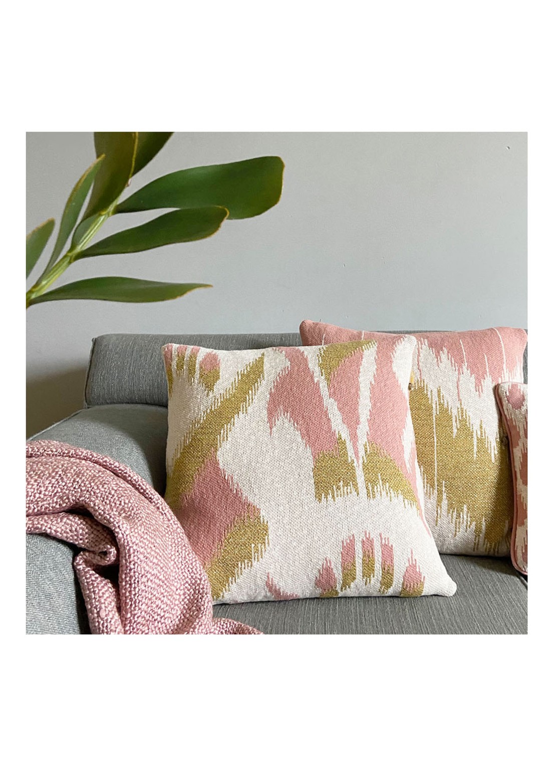 Malagoon Ikat sierkussen 50 x 50 cm - voorkant 3 roze