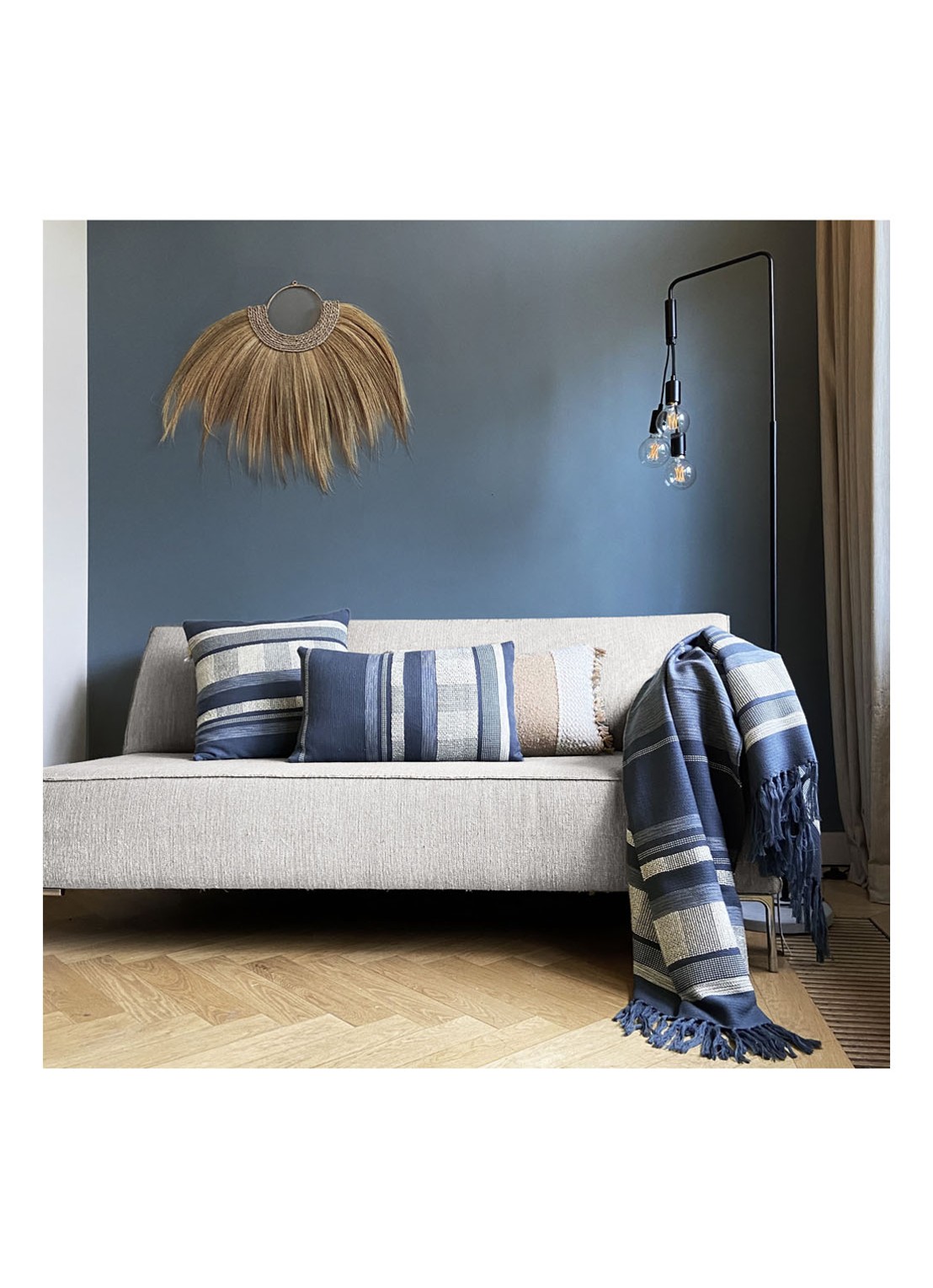 Malagoon Midnight sierkussen 60 x 35 cm - voorkant 2 blauw