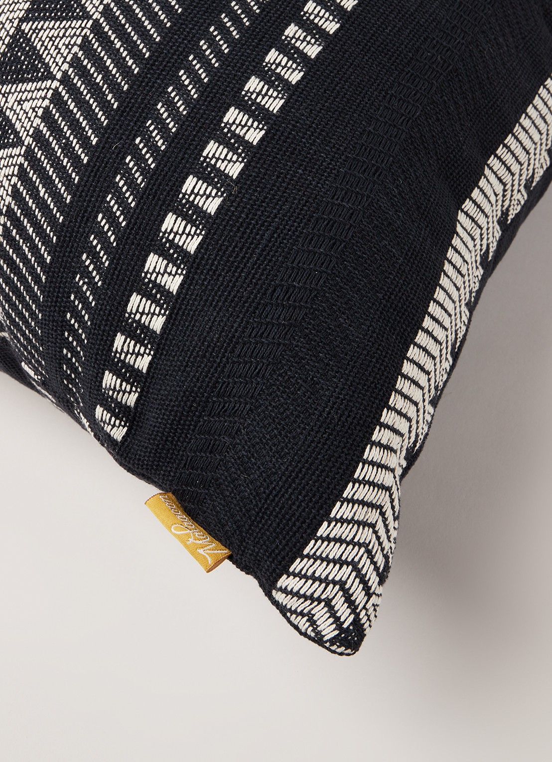 Malagoon Native Stripe sierkussen 60 x 60 cm - detail 3 zwart