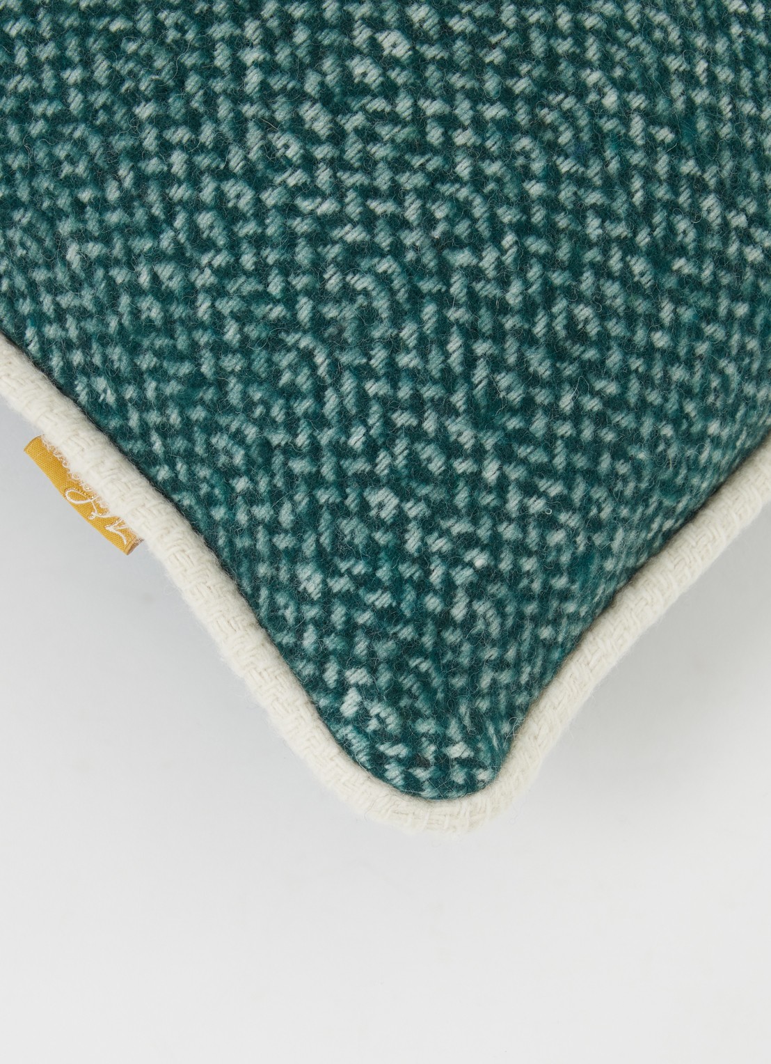 Malagoon Pine Green Structure sierkussen 50 x 50 cm - detail 3 donkergroen
