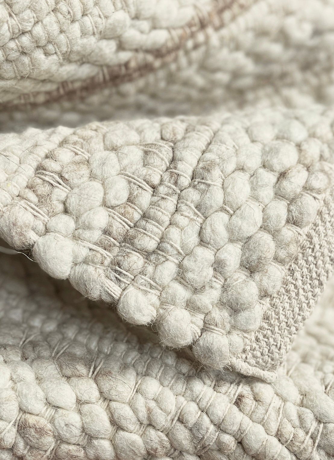 Malagoon Rustic vloerkleed in wolblend 140 x 200 cm - detail beige