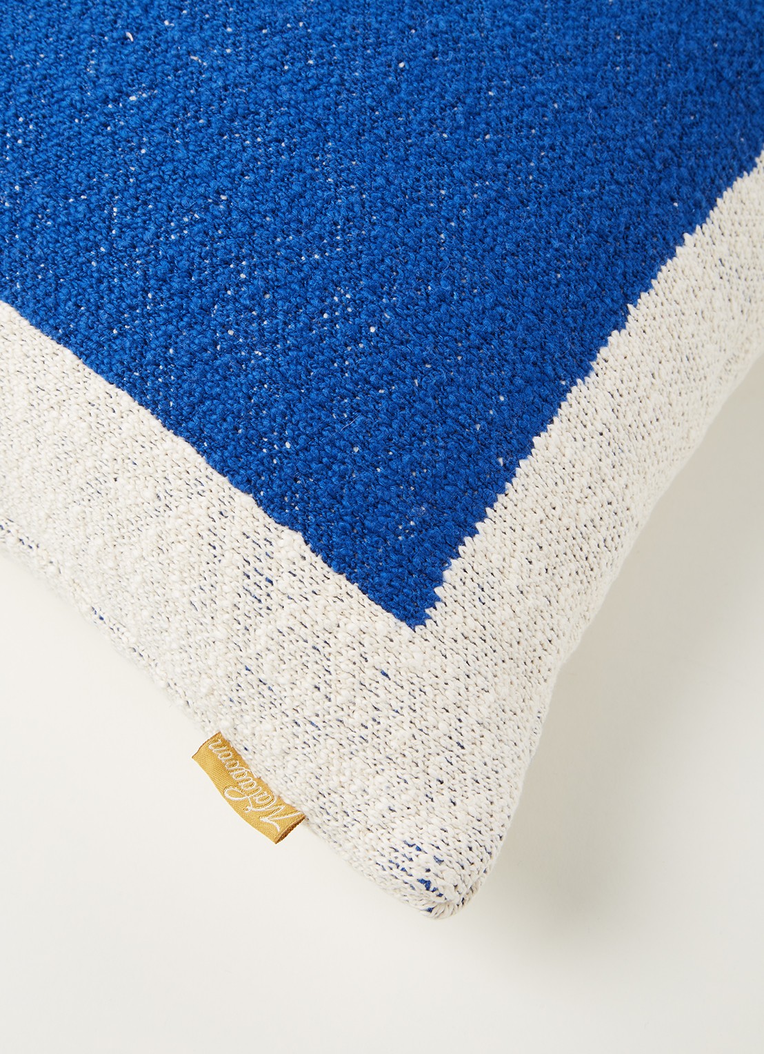 Malagoon Solid Poster sierkussen 50 x 50 cm - detail royalblauw