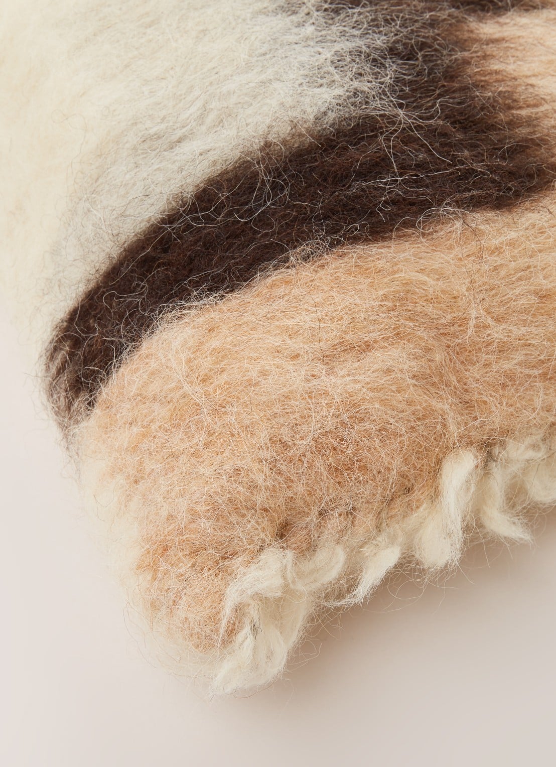 Malagoon Stairway Brush sierkussen 50 x 50 cm  - detail creme