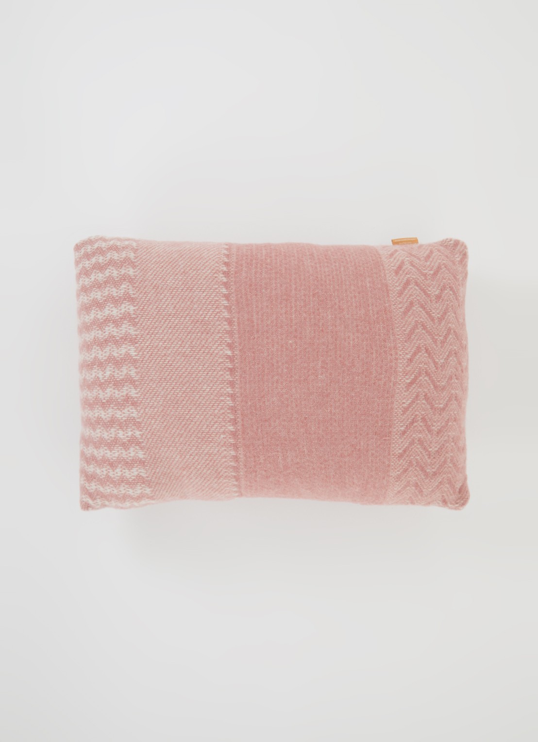 Malagoon Uptown sierkussen 35 x 60 cm - detail roze