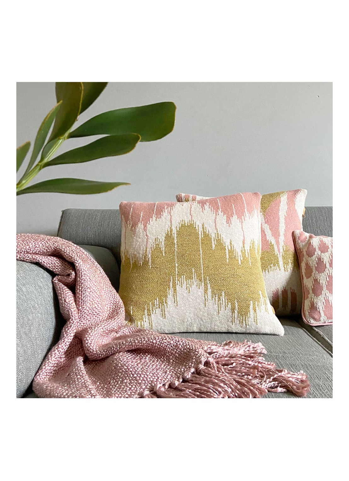 Malagoon Wave sierkussen 50 x 50 cm - voorkant 3 goud