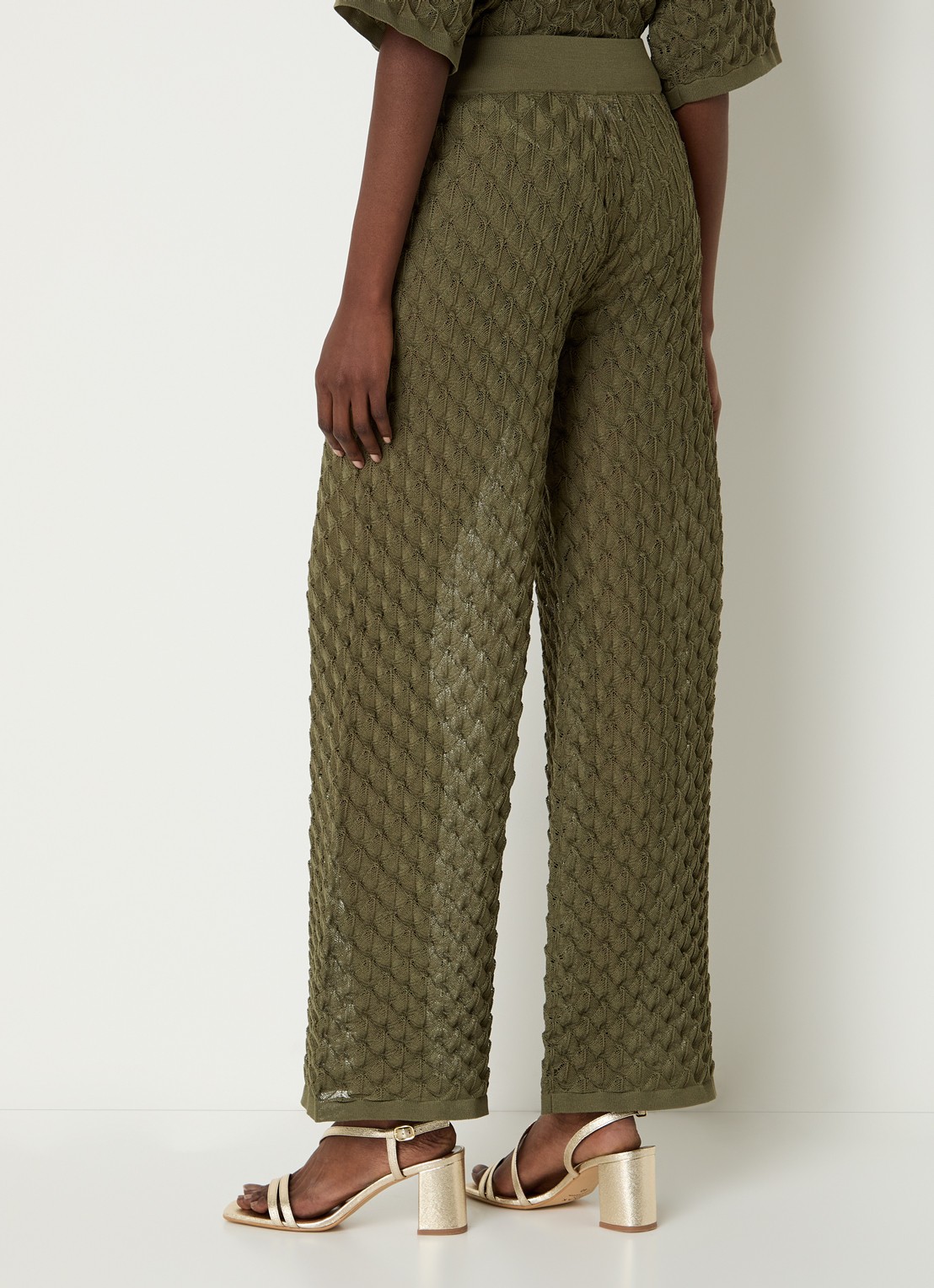 Malina Alissa grofgebreide high waist wide fit broek - achterkant olijfgroen