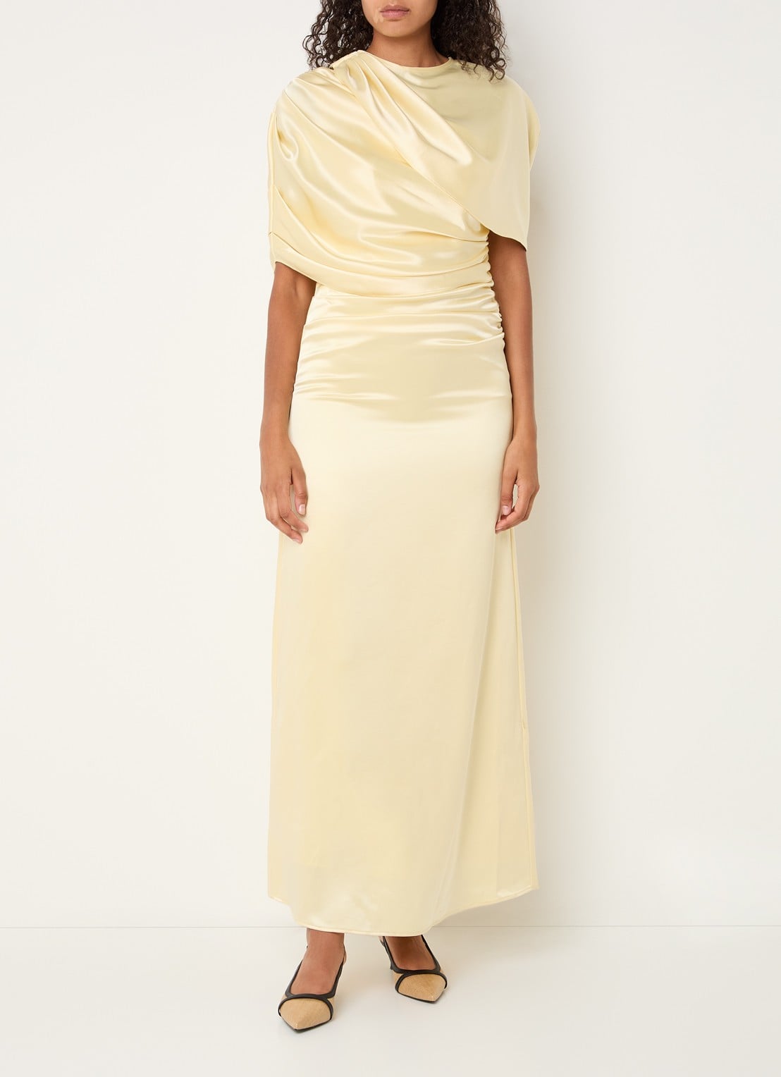 Malina Cassia maxi jurk van satijn met plooidetail - detail geel