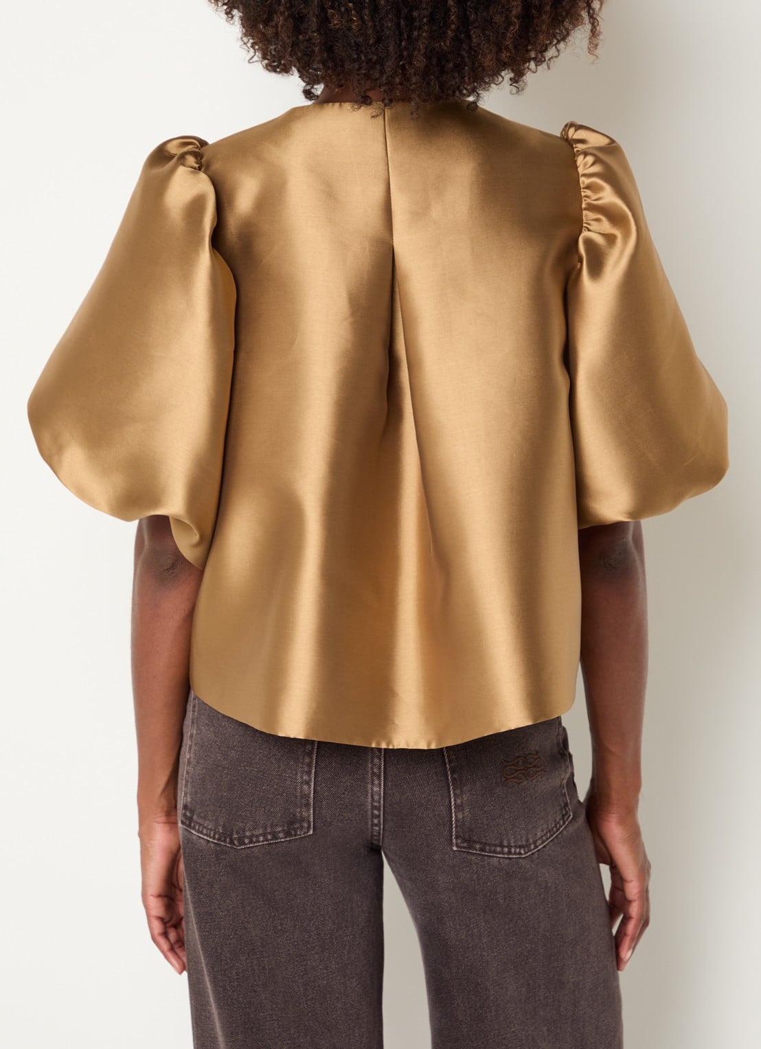 Malina Cleo blouse van satijn met pofmouw - achterkant 3 camel