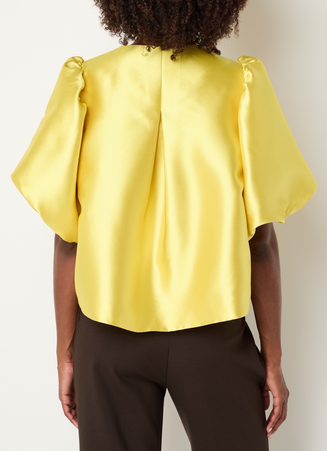 Malina Cleo blouse van satijn met pofmouw - achterkant 3 citroengeel