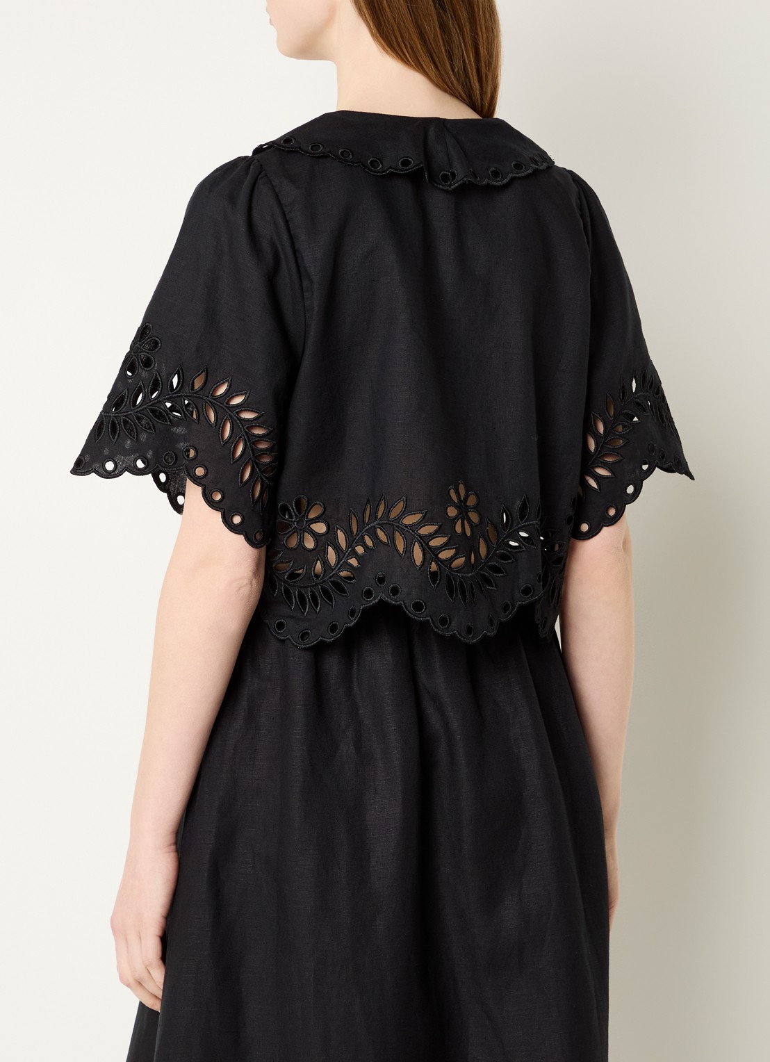 Malina Estela blouse met broderie en gestrikt detail - achterkant zwart