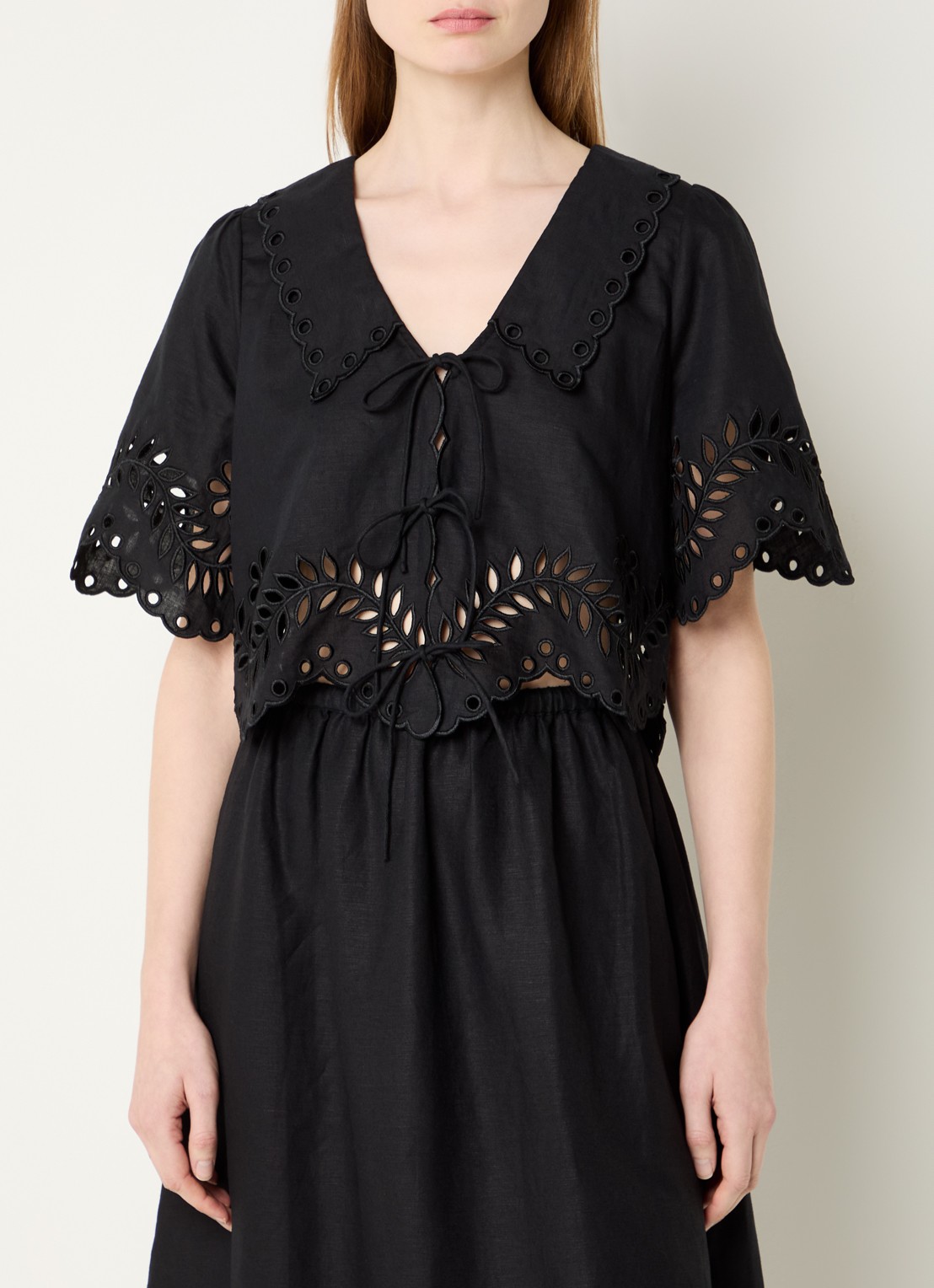 Malina Estela blouse met broderie en gestrikt detail - detail 2 zwart