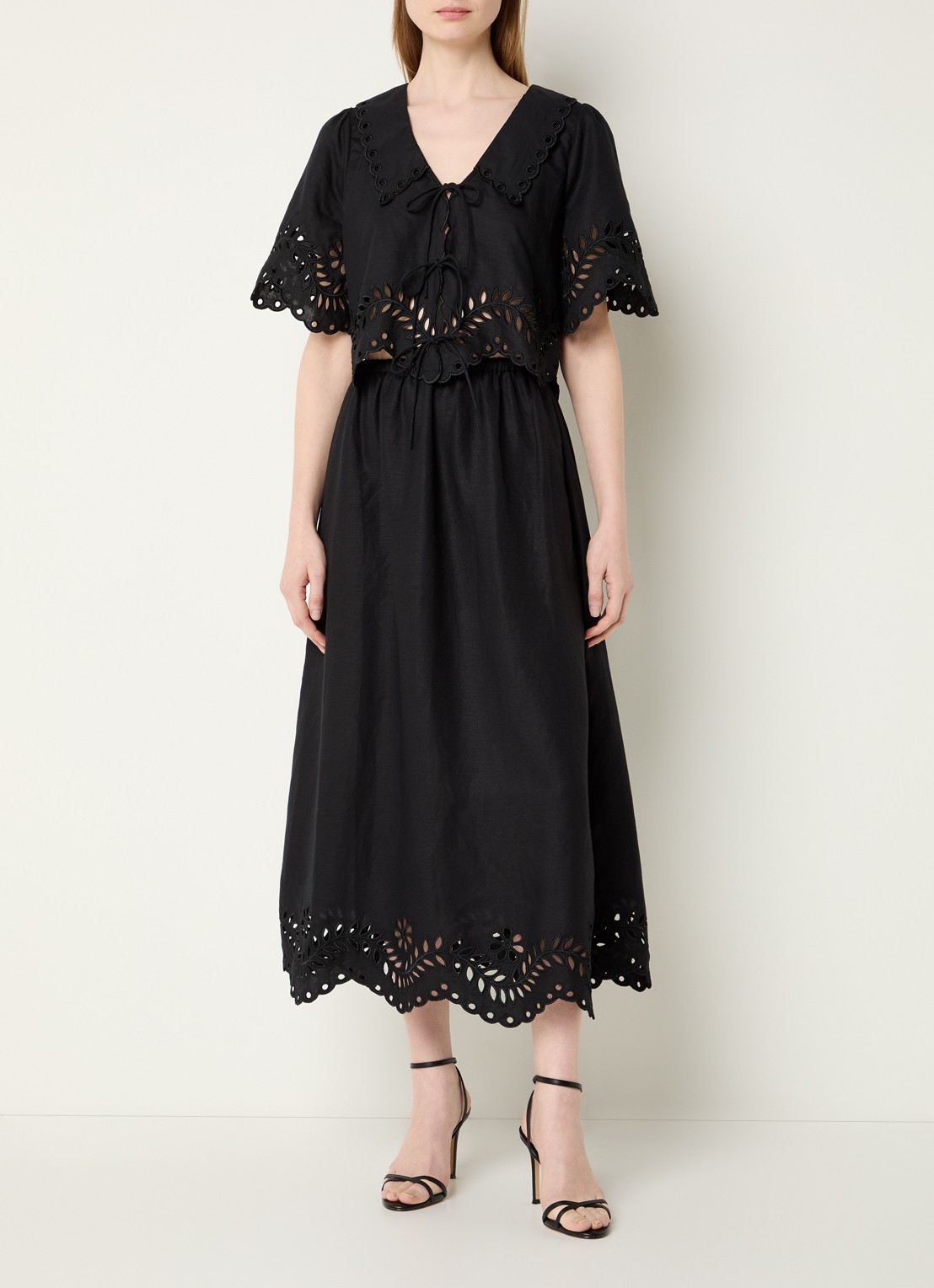 Malina Estela blouse met broderie en gestrikt detail - voorkant 4 zwart