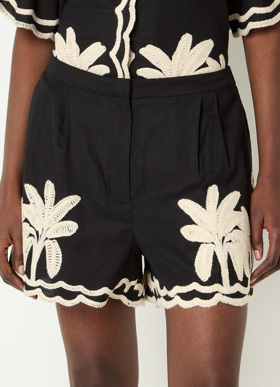 Malina Fenya high waist straight fit korte broek met borduring - detail 3 zwart
