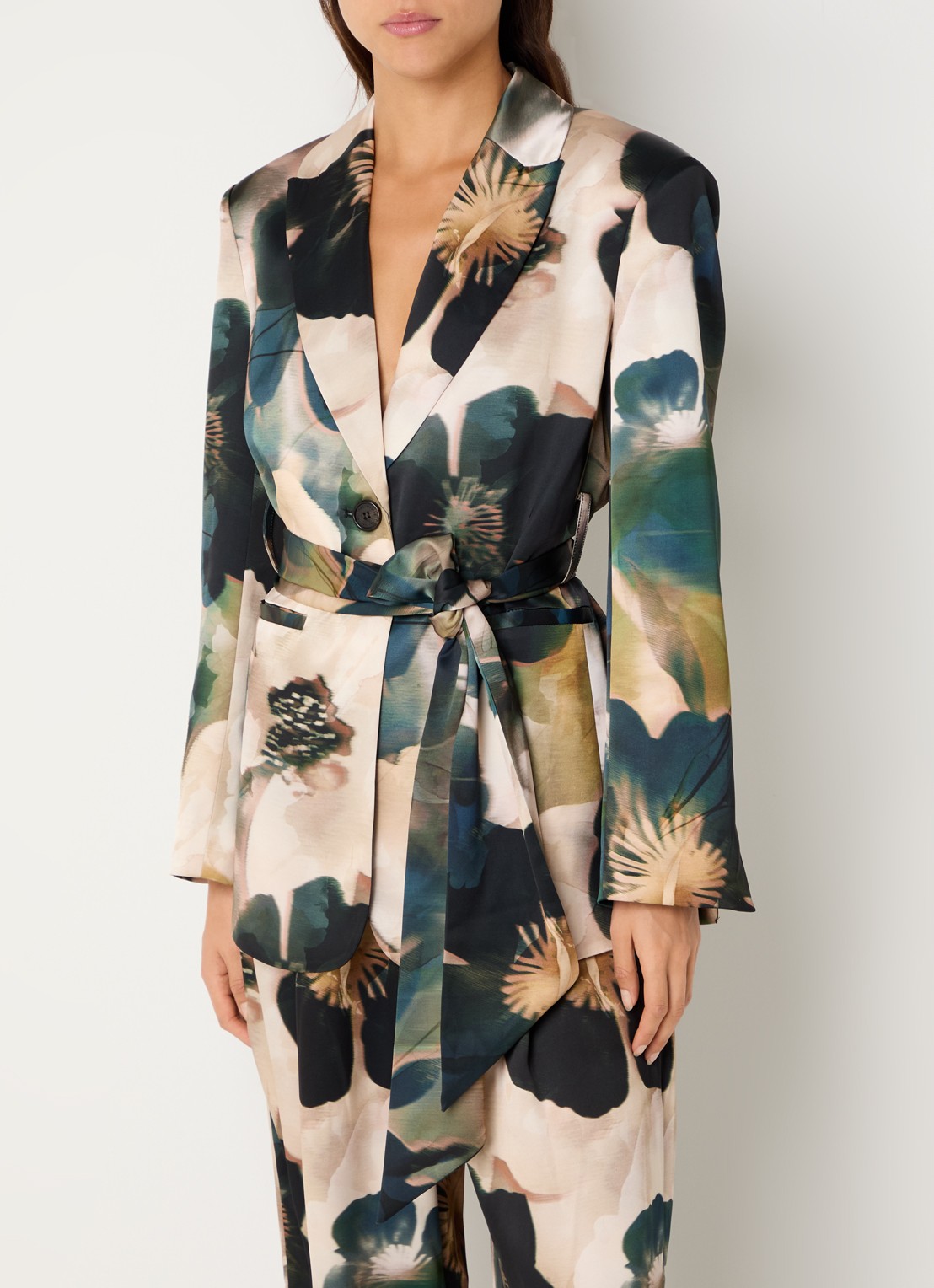Malina Liv blazer van satijn met strikceintuur - detail 2 beige