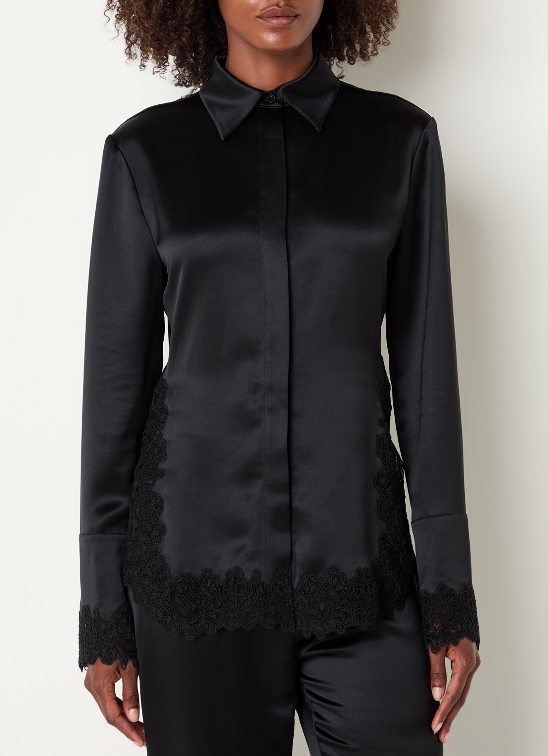 Malina Malou blouse van satijn met details van kant - detail zwart