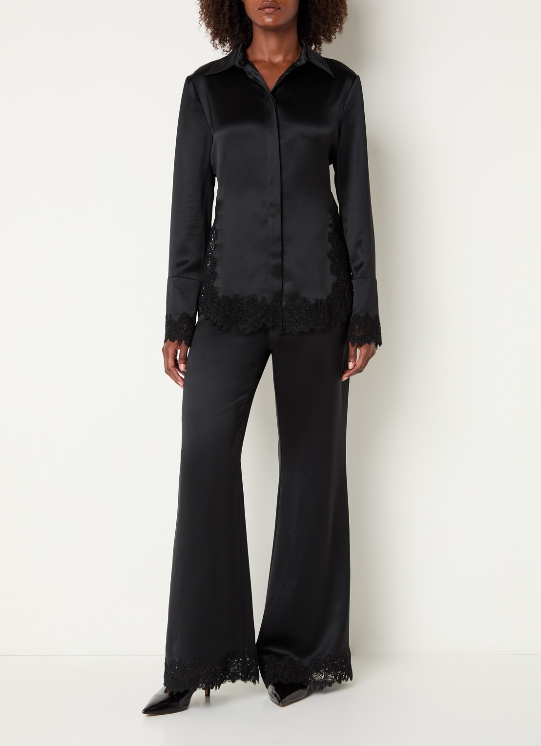 Malina Malou blouse van satijn met details van kant - voorkant 4 zwart