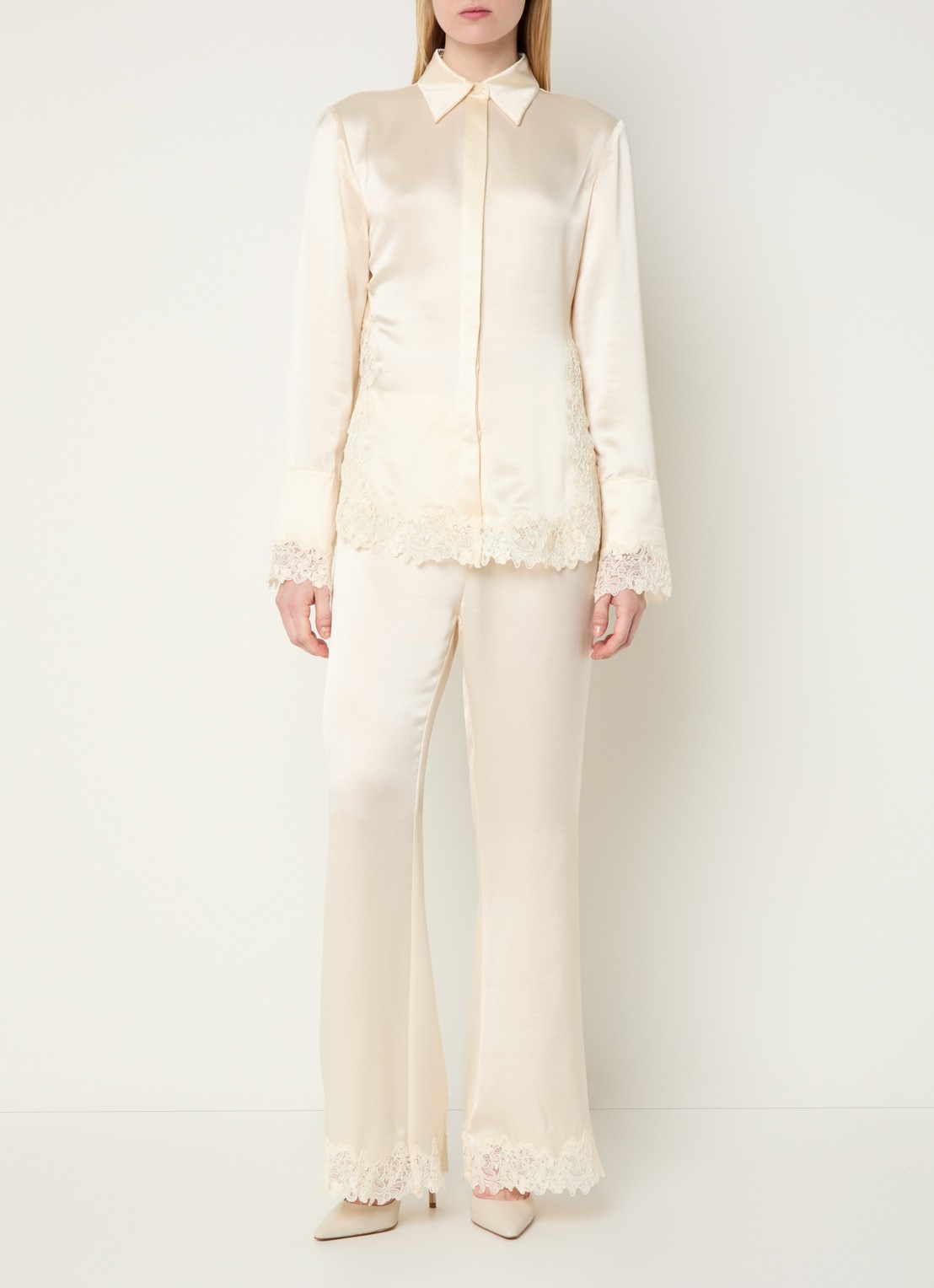 Malina Malou blouse van satijn met details van kant - voorkant 4 pearl-12117