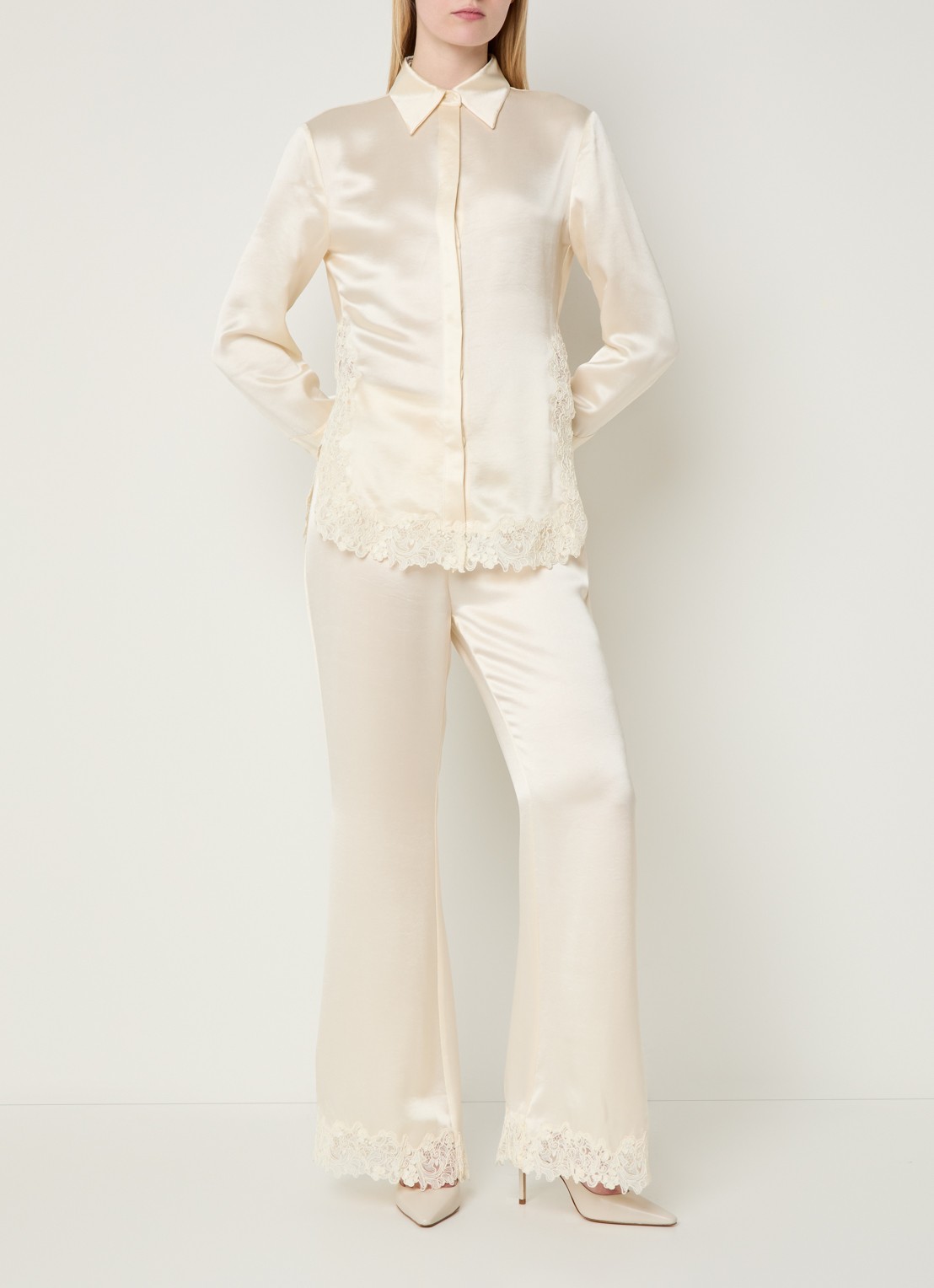Malina Marine high waist flared fit pantalon van satijn met details van kant - voorkant 4 pearl-12117