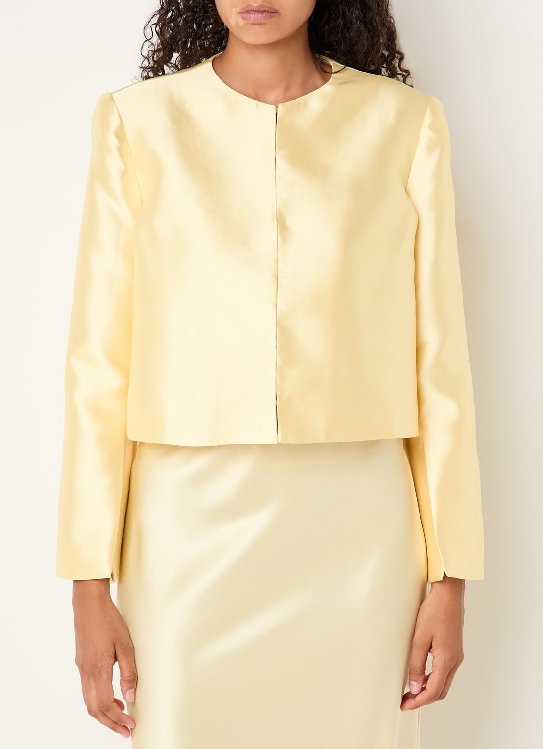 Malina Ruthie cropped blouse van satijn - detail 4 geel