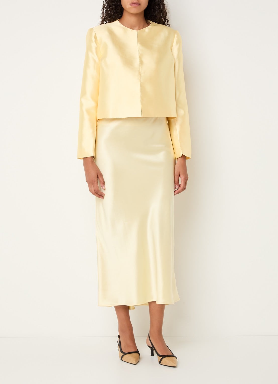 Malina Ruthie cropped blouse van satijn - voorkant 2 geel