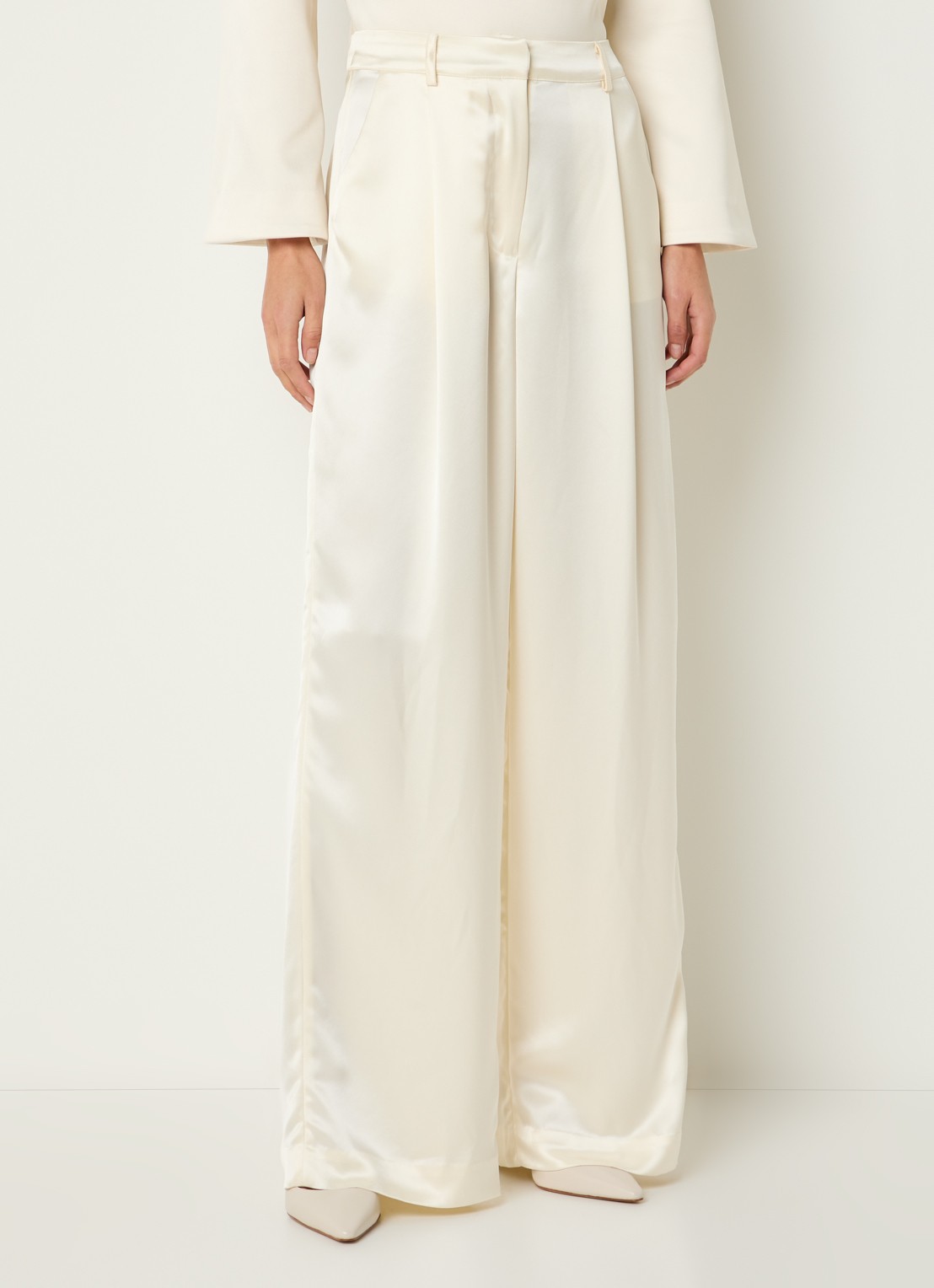 Malina Sarah high waist wide leg pantalon van satijn - achterkant vanillegeel