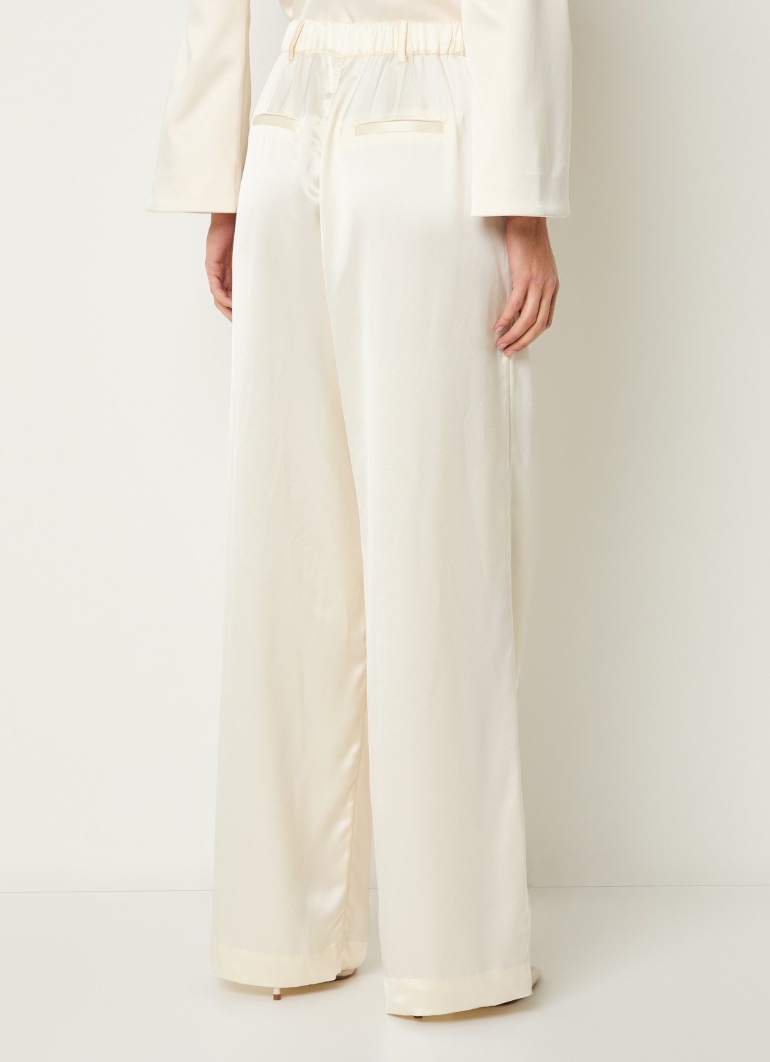 Malina Sarah high waist wide leg pantalon van satijn - detail 4 vanillegeel