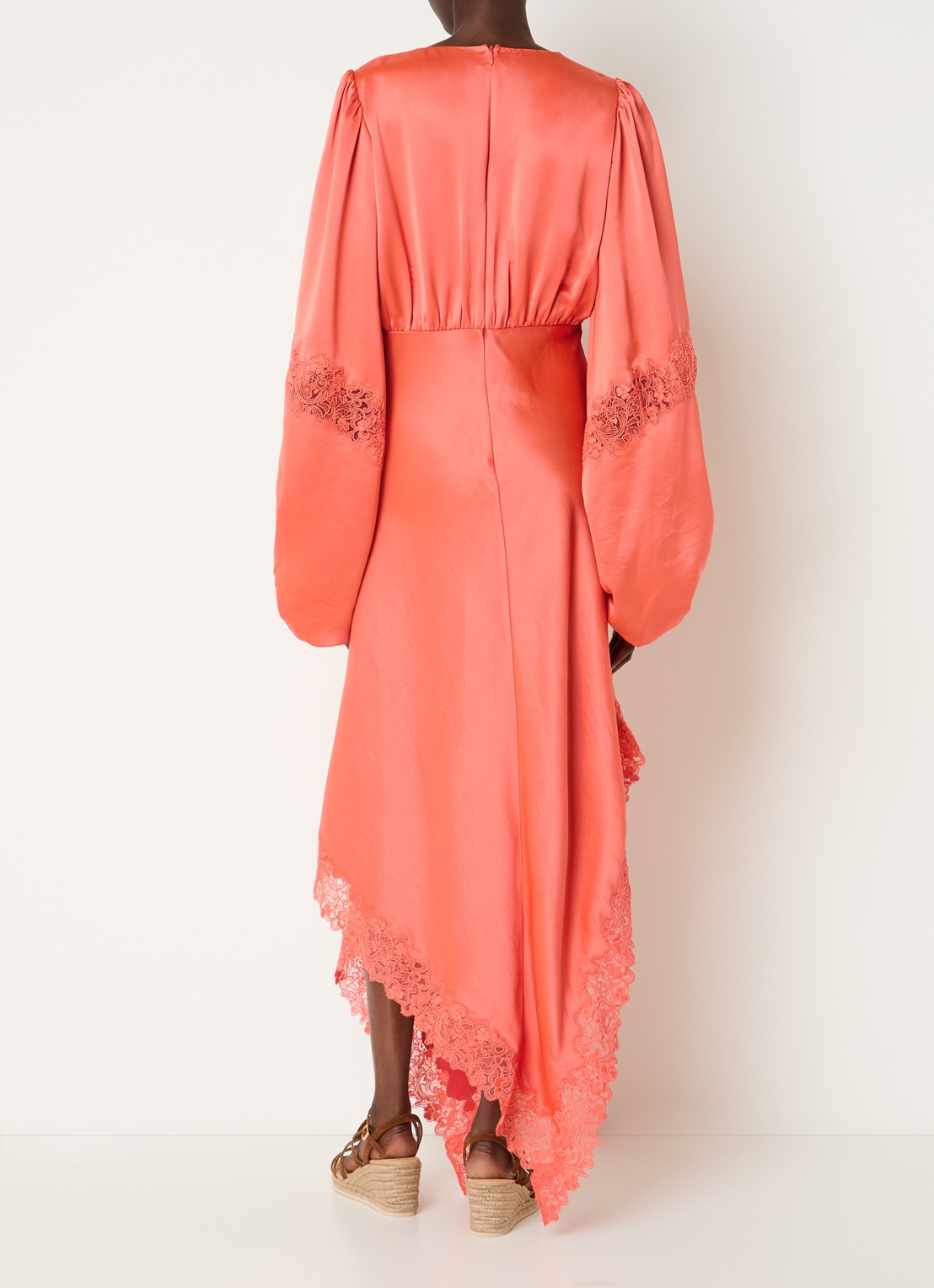 Malina Seema midi jurk van satijn met asymmetrische zoom en details van kant - achterkant koraal