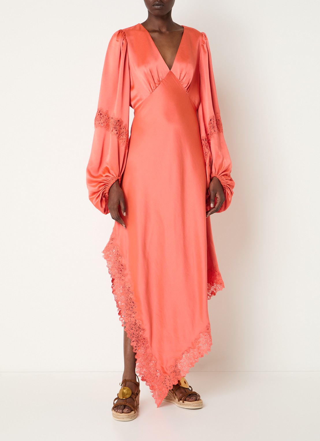 Malina Seema midi jurk van satijn met asymmetrische zoom en details van kant - detail 2 koraal