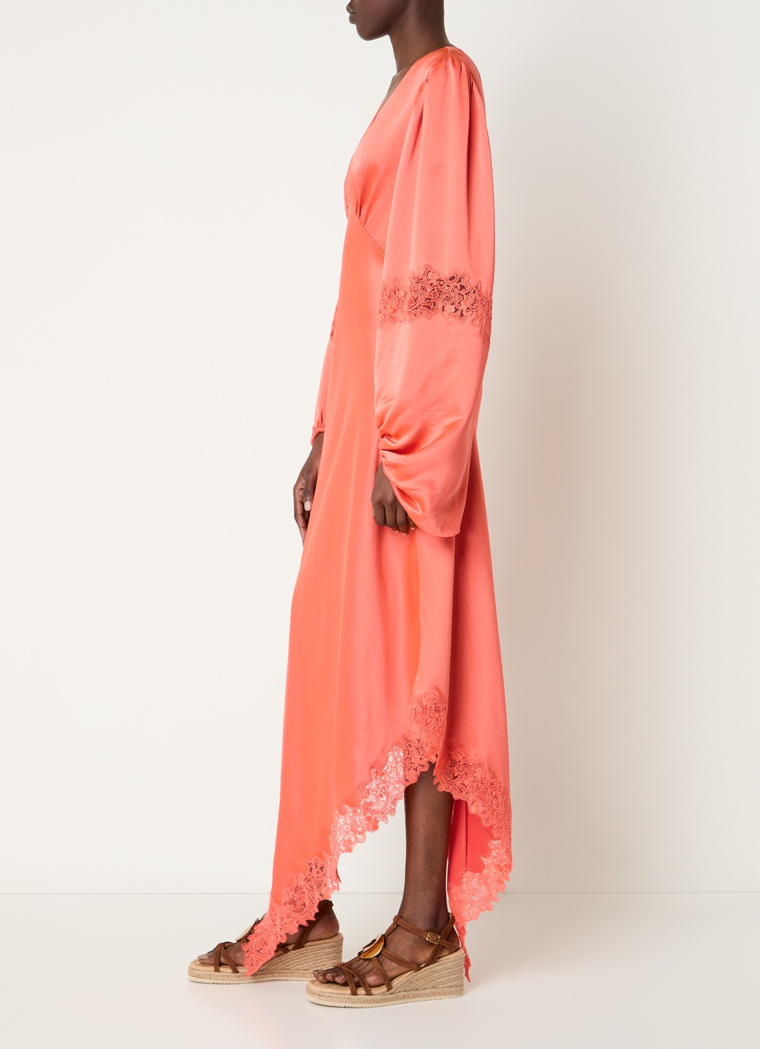 Malina Seema midi jurk van satijn met asymmetrische zoom en details van kant - voorkant 4 koraal