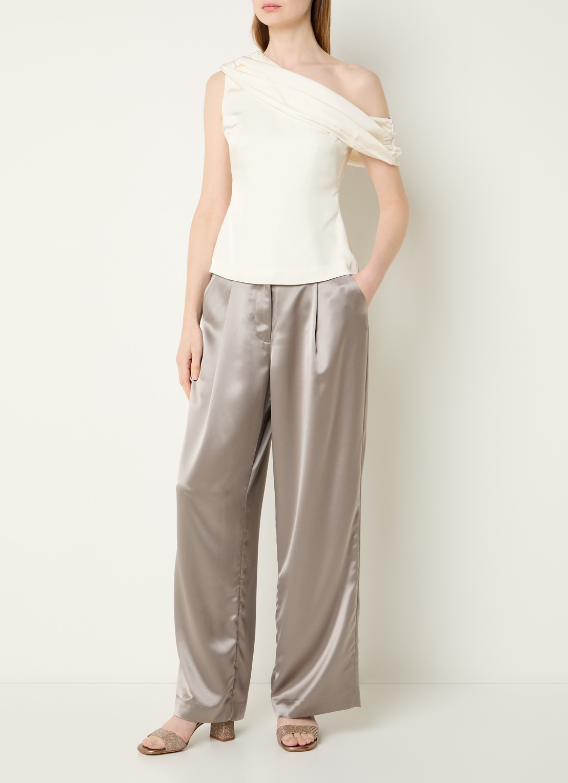 Malina Seleah top met asymmetrische hals - voorkant 2 ivoor