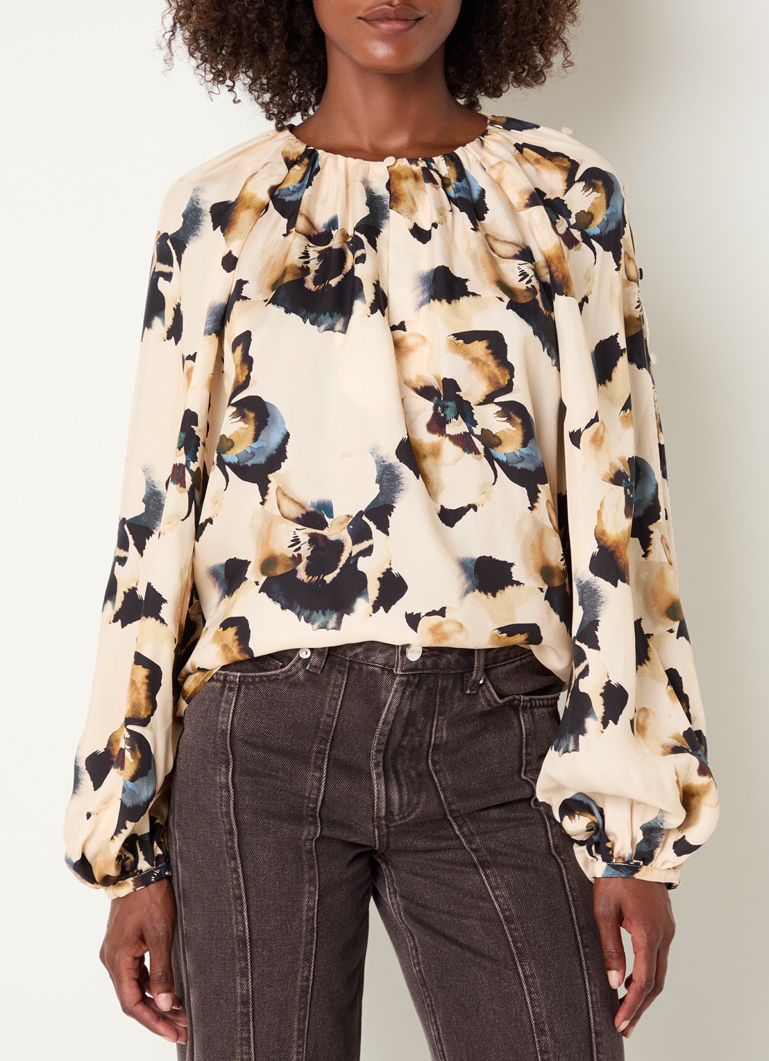Malina Sophie blouse met bloemenprint en ballonmouw - detail 2 creme
