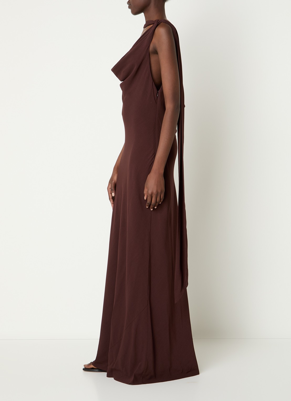Malina Vida maxi jurk met rugdecolleté - voorkant 3 bruin