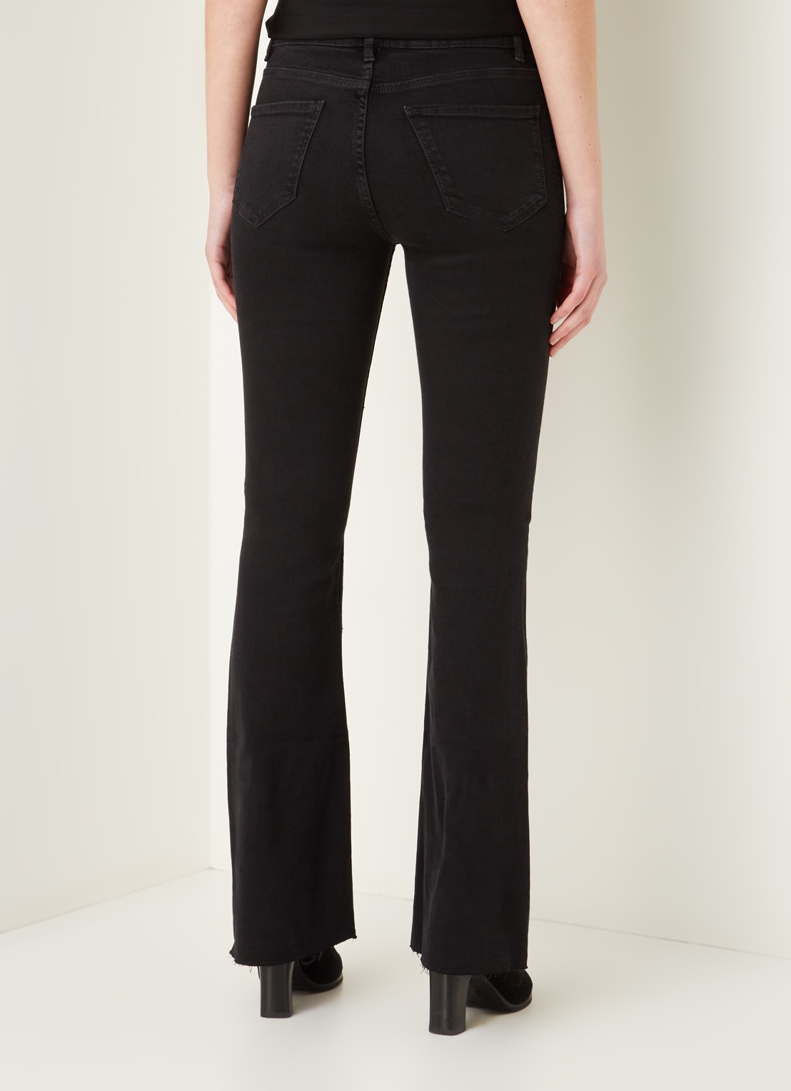 Mango Flare mid waist flared fit jeans met gerafelde zoom - achterkant 3 zwart