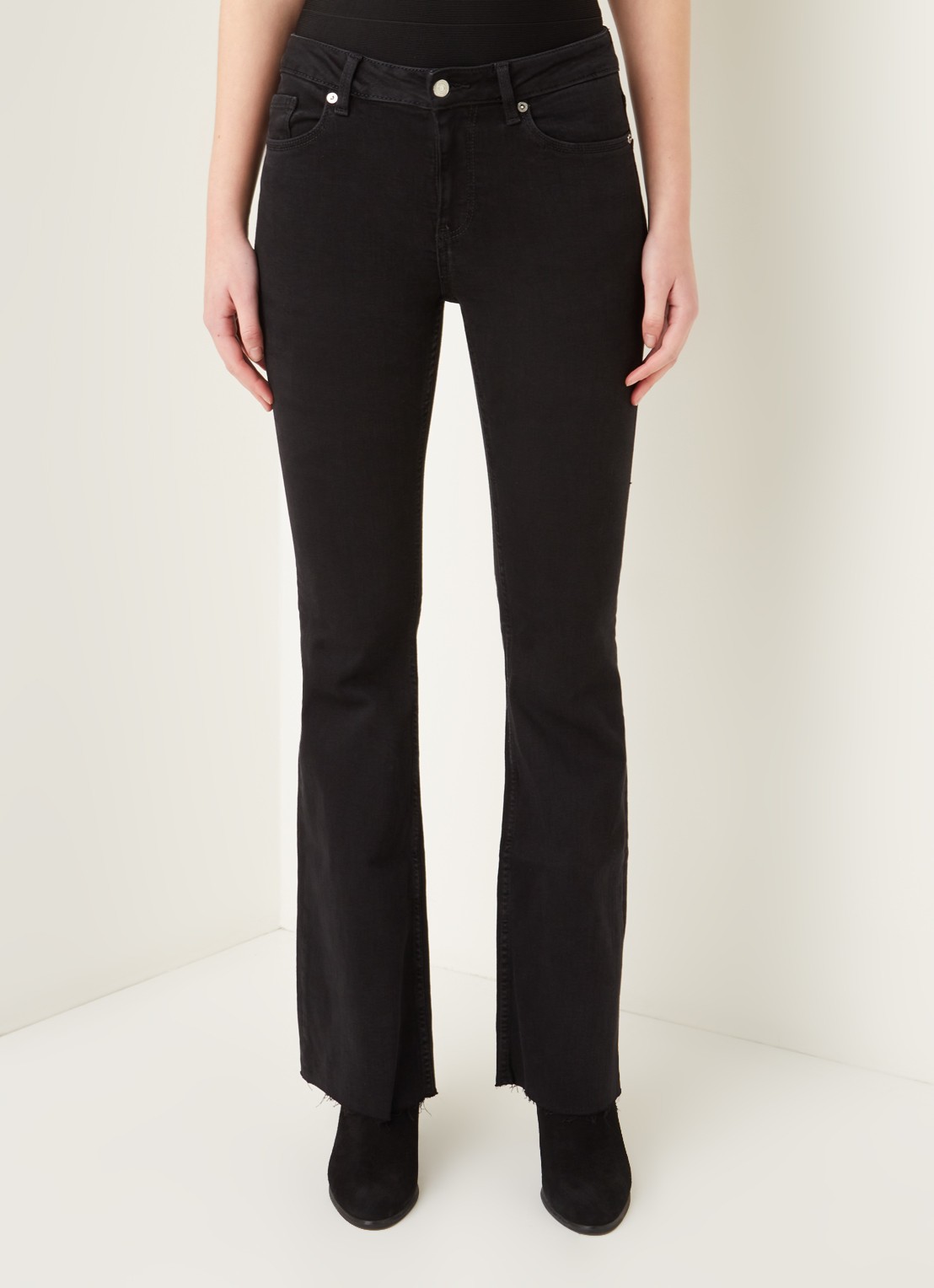 Mango Flare mid waist flared fit jeans met gerafelde zoom - detail zwart