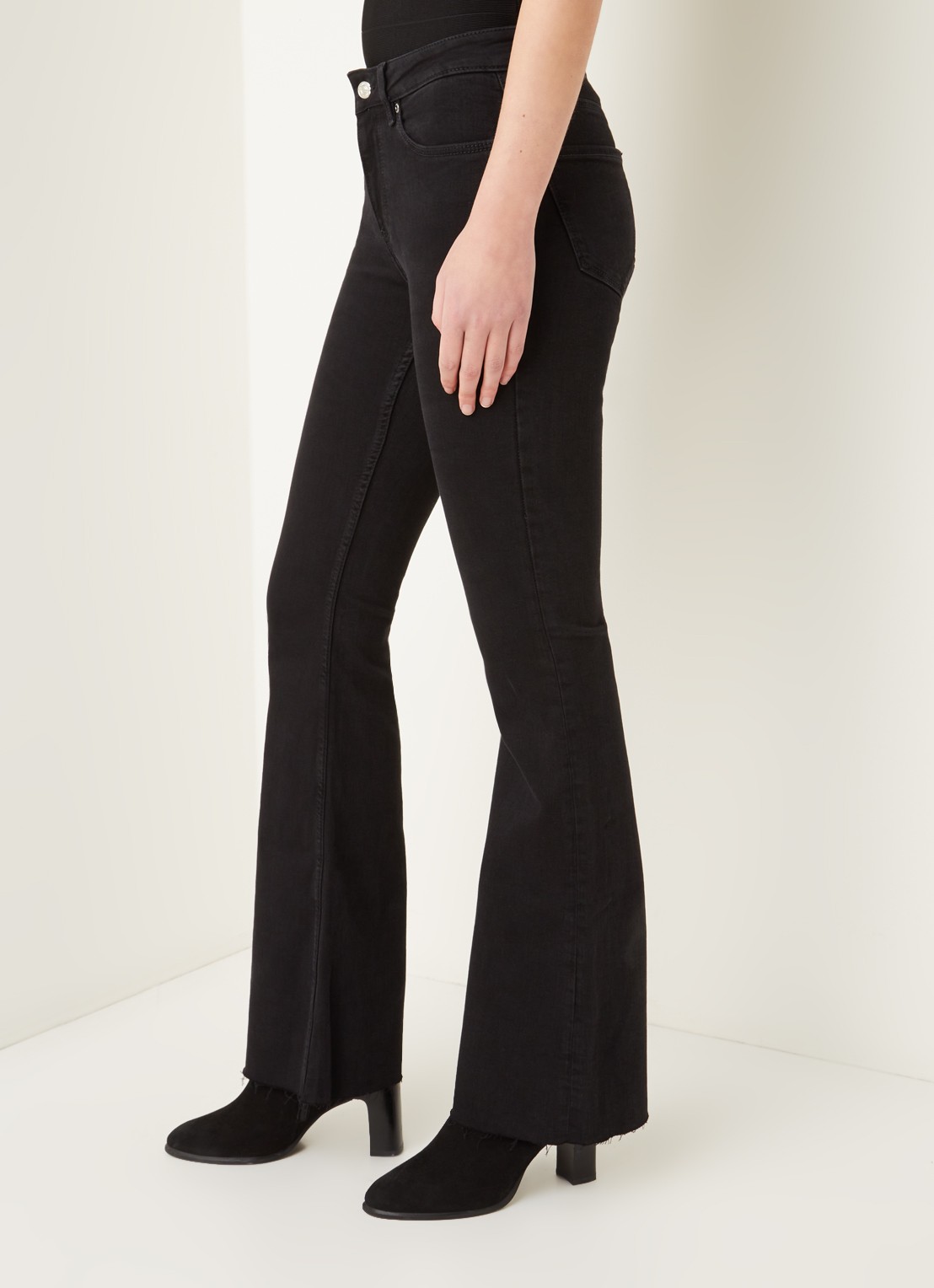 Mango Flare mid waist flared fit jeans met gerafelde zoom - detail 2 zwart
