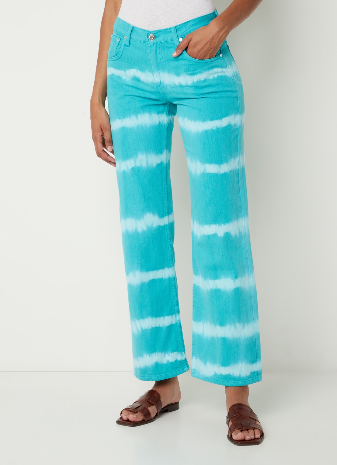 Mango Ibiza mid waist wide fit jeans met tie-dye dessin - detail turquoise