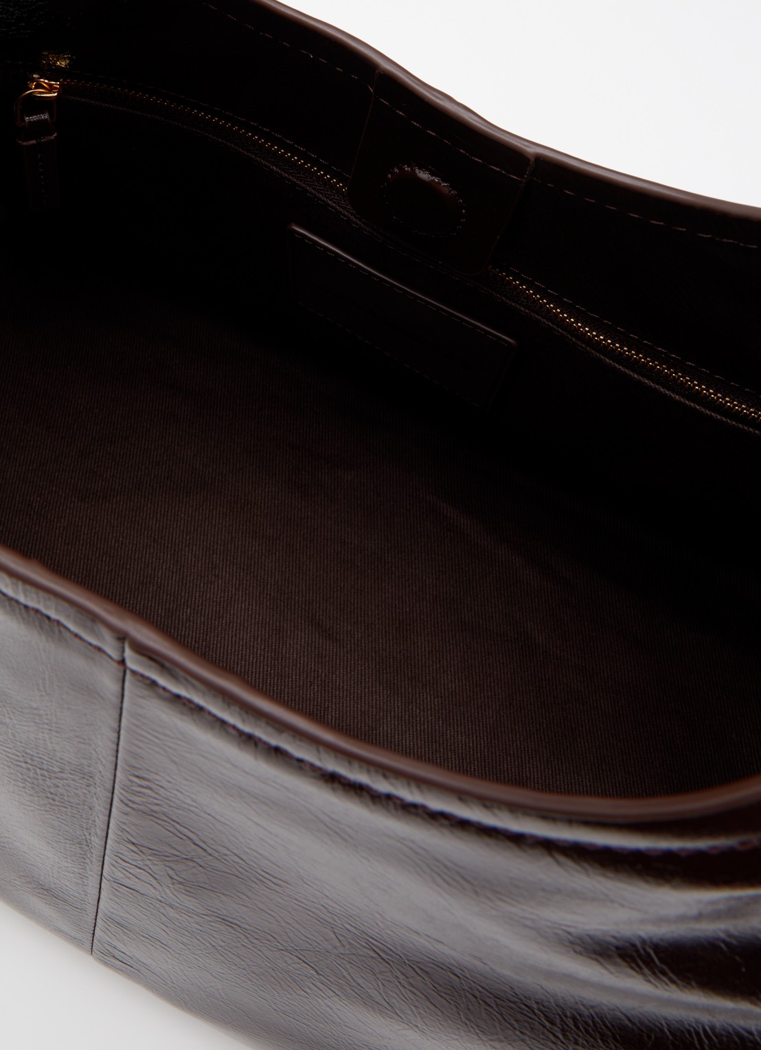 Marc Jacobs The Belted Sack schoudertas van leer met lakfinish - detail chocoladebruin