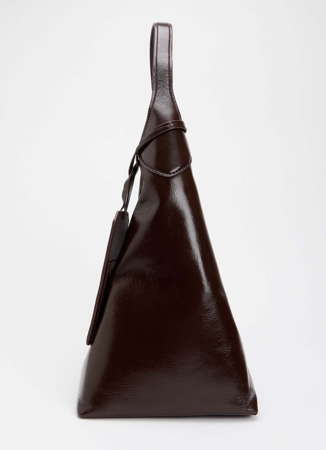Marc Jacobs The Belted Sack schoudertas van leer met lakfinish - detail 2 chocoladebruin