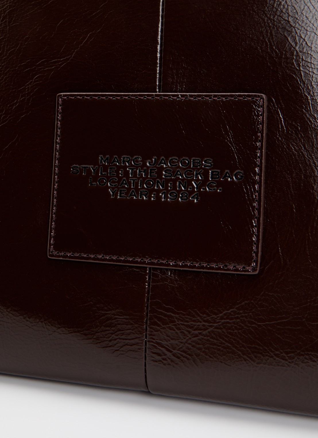 Marc Jacobs The Belted Sack schoudertas van leer met lakfinish - detail 3 chocoladebruin