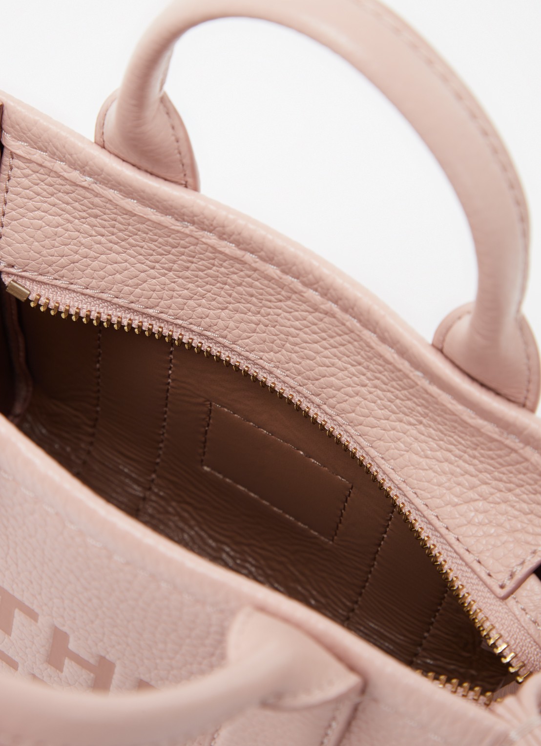 Marc Jacobs The Crossbody Tote handtas van leer - detail 3 lichtroze