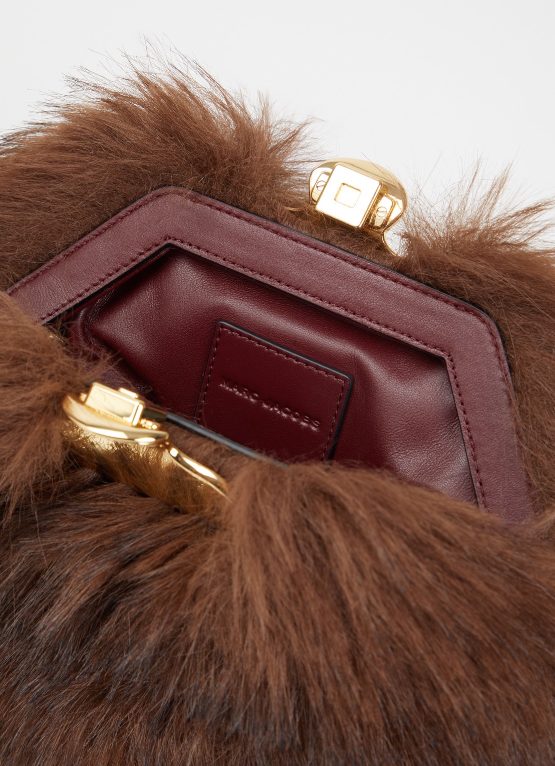 Marc Jacobs The Glam Small clutch van imitatiebont met afneembare schouderriem - detail 2 donkerbruin