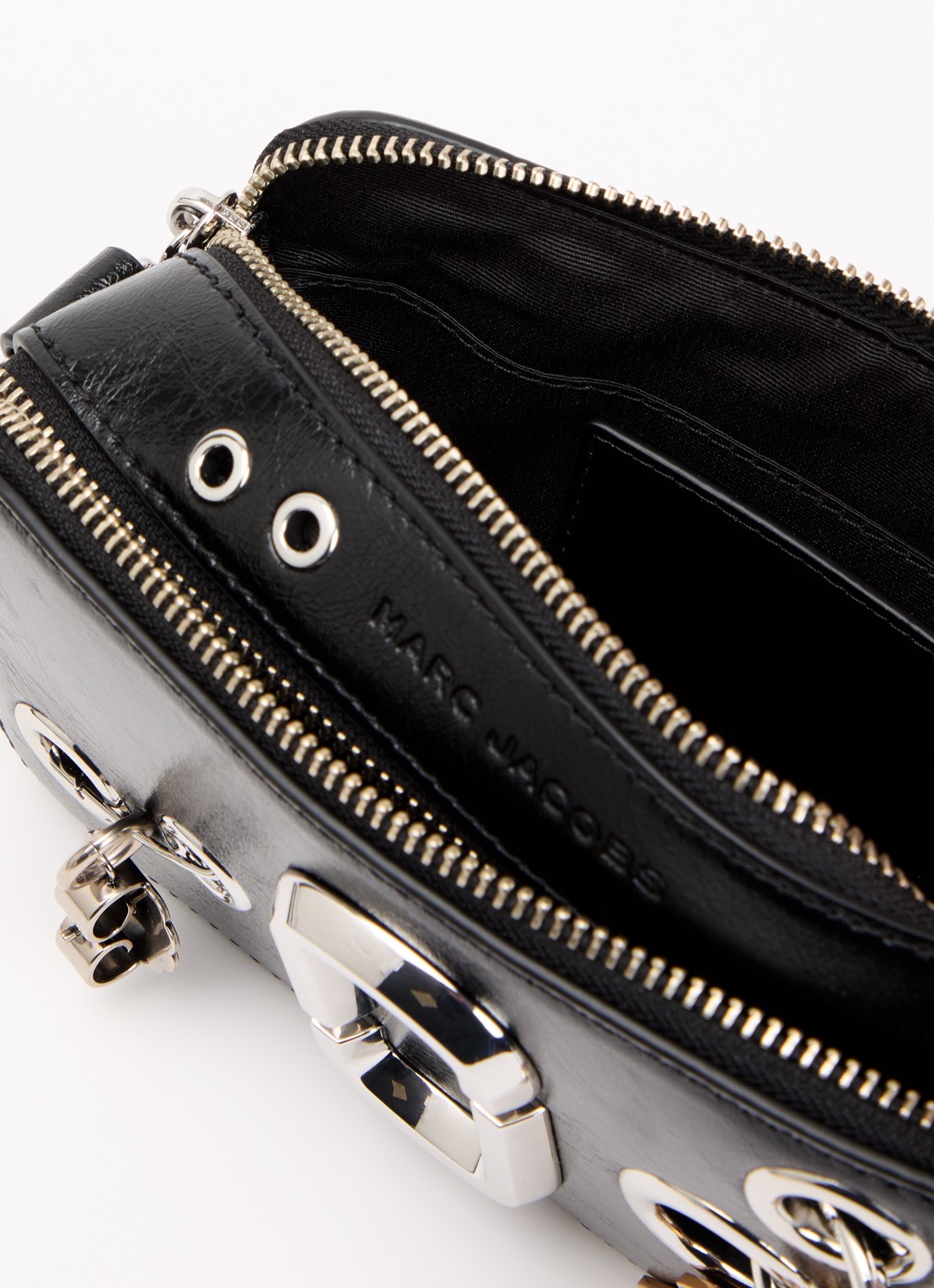 Marc Jacobs The Grommet Charm Snapshot crossbodytas van lakleer - detail 2 zwart