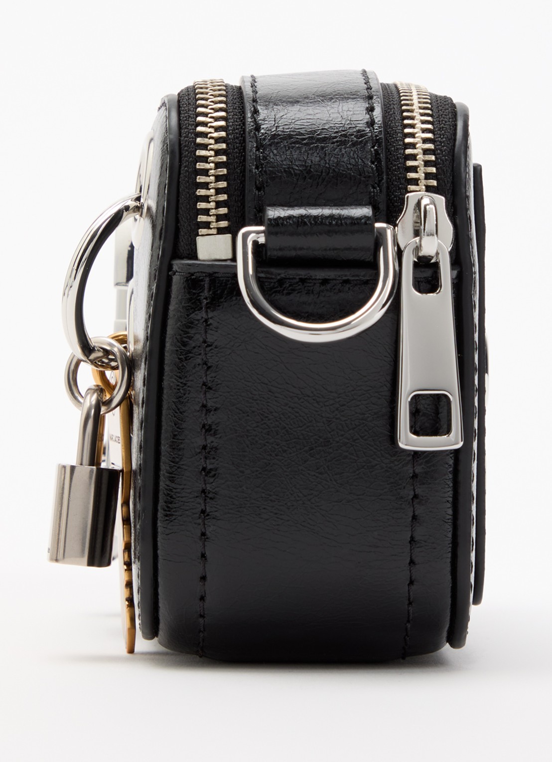 Marc Jacobs The Grommet Charm Snapshot crossbodytas van lakleer - detail 3 zwart