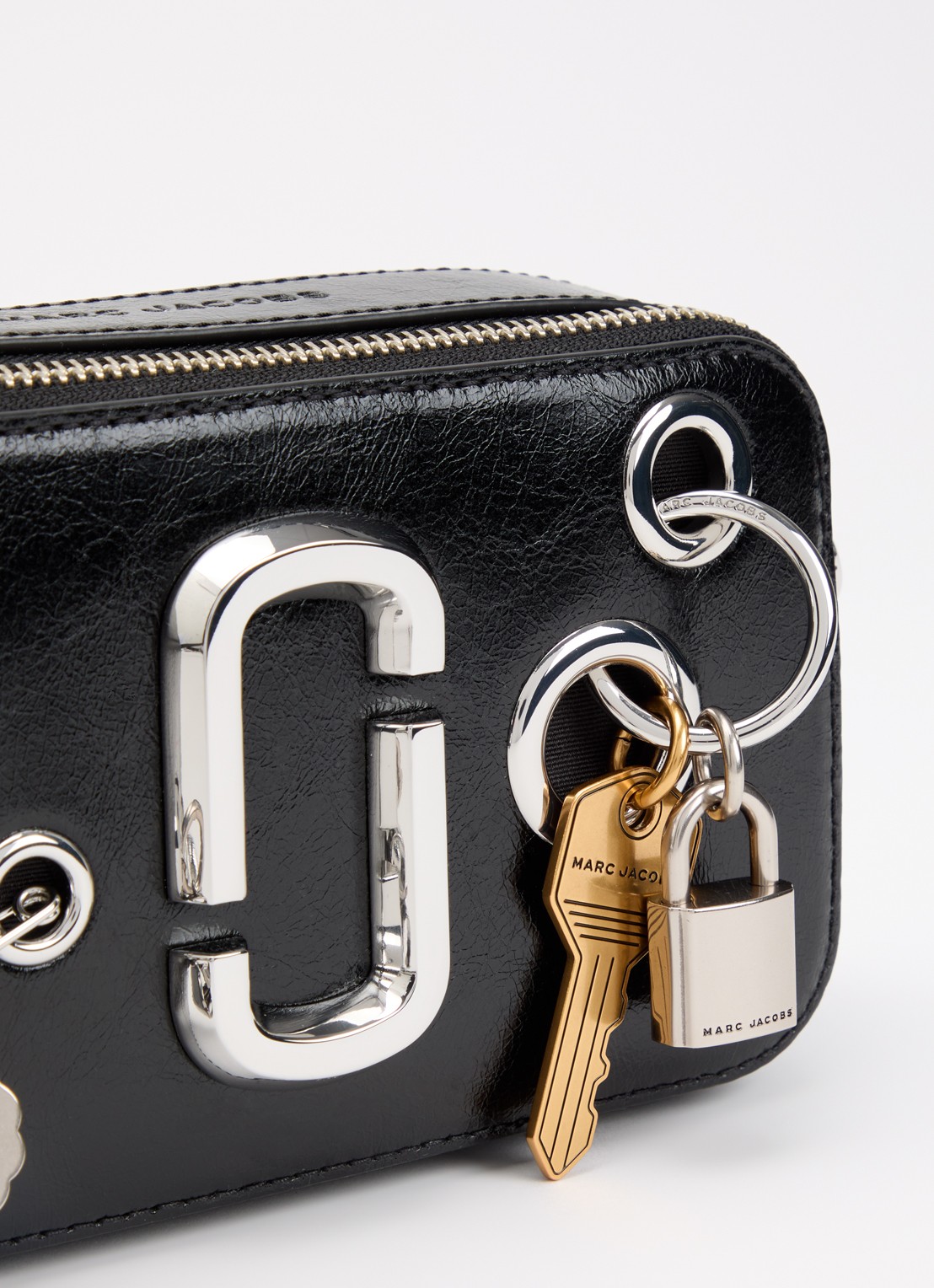 Marc Jacobs The Grommet Charm Snapshot crossbodytas van lakleer - detail 4 zwart