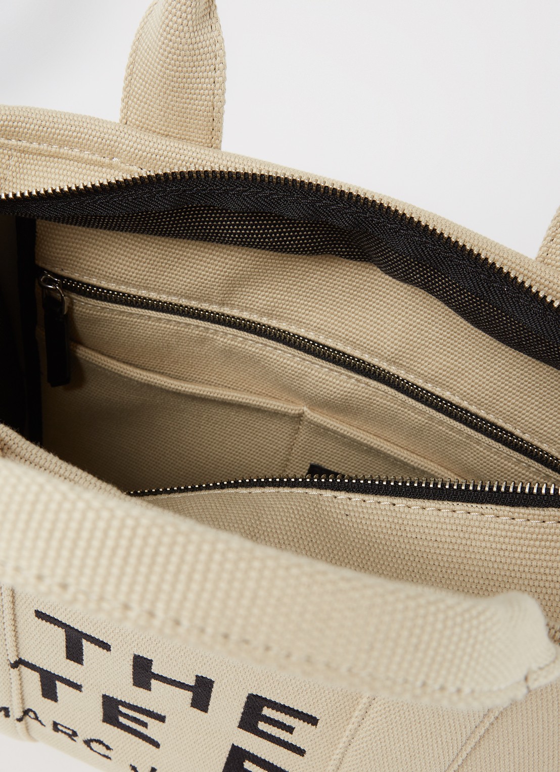 Marc Jacobs The Medium Tote handtas van canvas - detail creme