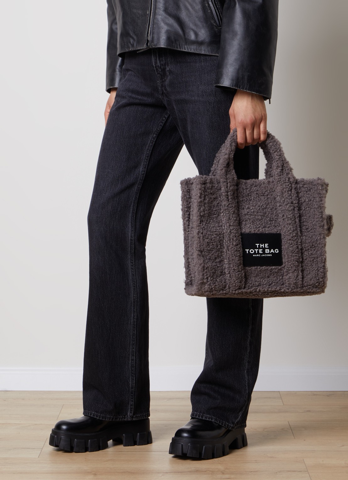 Marc Jacobs The Medium Tote handtas van teddy met logo - voorkant 3 taupe