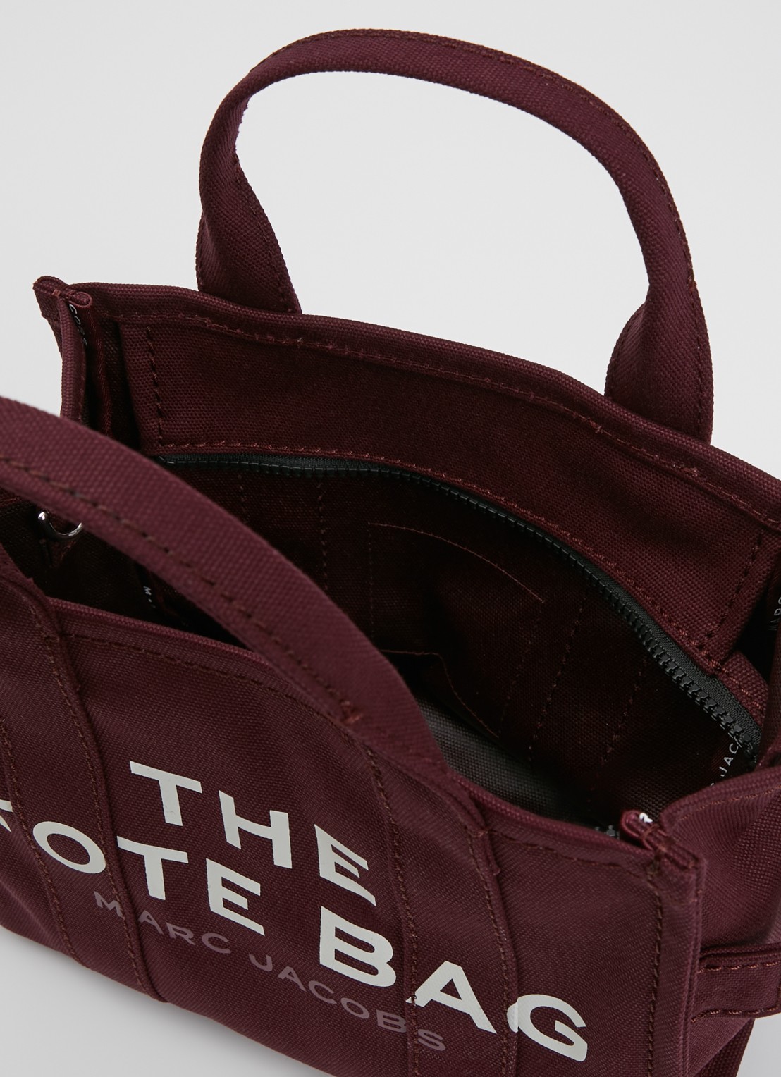 Marc Jacobs The Small Tote handtas van canvas met afneembare schouderriem - detail aubergine
