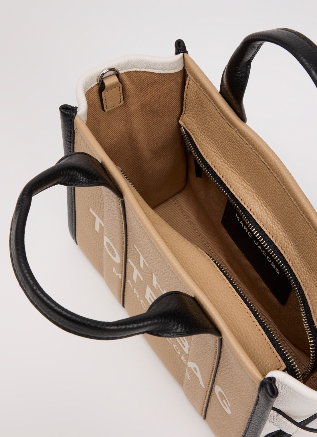 Marc Jacobs The Small Tote handtas van leer met afneembare schouderriem - detail beige