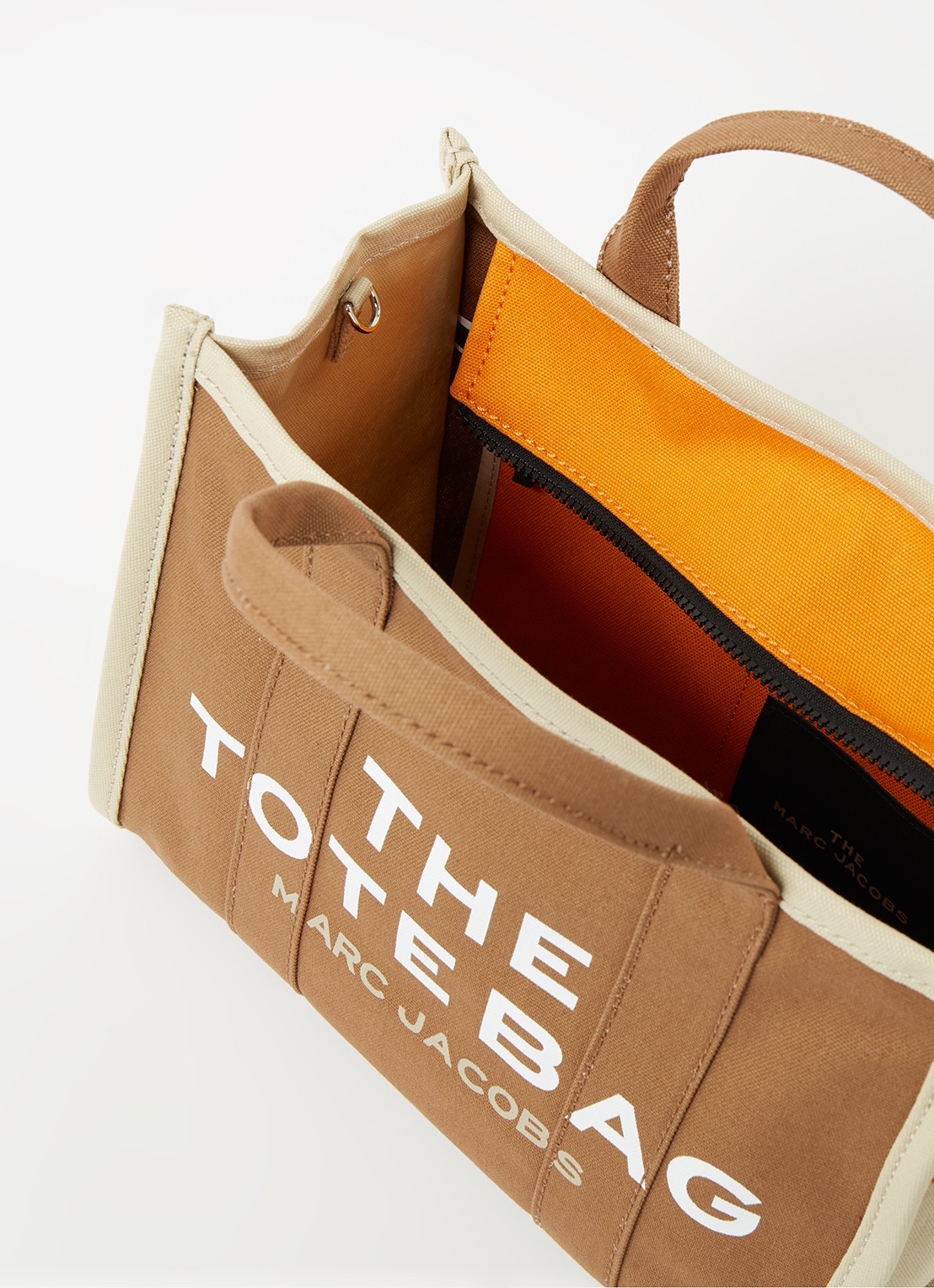 Marc Jacobs The Small Tote shopper van canvas met logoprint - detail cognac